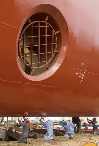 NASSCO工作人员在Lurline船体下准备发射.