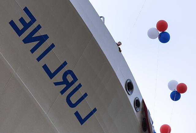 Lurline的名字用红、蓝、白三色的气球画在船舷上